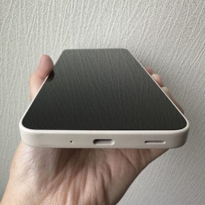 aquos wish4を手に持っている写真 | モバイル比較レビュー.jp AQUOS wish4 レビュー AQUOS wish4を手に持っている写真