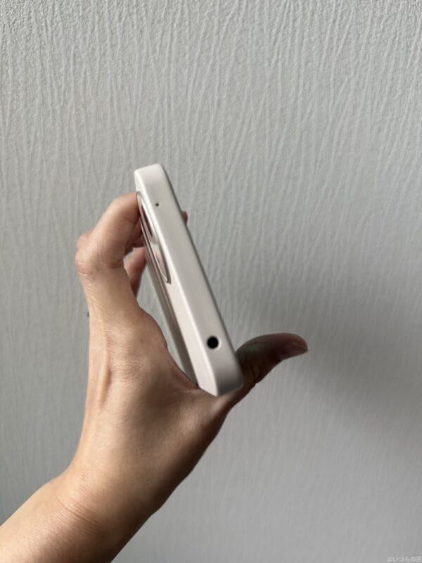 aquos wish4を手に持っている写真 | モバイル比較レビュー.jp AQUOS wish4 レビュー AQUOS wish4を手に持っている写真