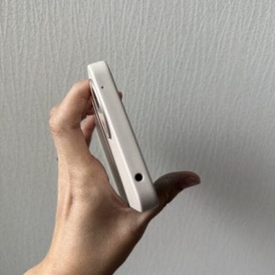 aquos wish4を手に持っている写真 | モバイル比較レビュー.jp AQUOS wish4 レビュー AQUOS wish4を手に持っている写真