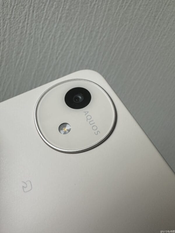 aquos wish4を手に持っている写真 | モバイル比較レビュー.jp AQUOS wish4 レビュー AQUOS wish4を手に持っている写真