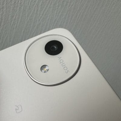 aquos wish4を手に持っている写真 | モバイル比較レビュー.jp AQUOS wish4 レビュー AQUOS wish4を手に持っている写真