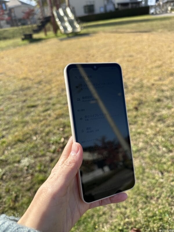 逆光でのaquos wish4のディスプレイの様子 | モバイル比較レビュー.jp AQUOS wish4 レビュー 逆光でのAQUOS wish4の様子