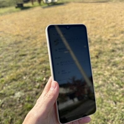 逆光でのaquos wish4のディスプレイの様子 | モバイル比較レビュー.jp AQUOS wish4 レビュー 逆光でのAQUOS wish4の様子