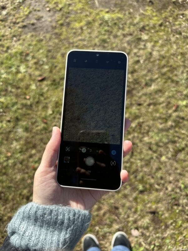 逆光でのaquos wish4のディスプレイの様子 | モバイル比較レビュー.jp AQUOS wish4 レビュー 逆光でのAQUOS wish4のディスプレイの様子