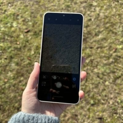 逆光でのaquos wish4のディスプレイの様子 | モバイル比較レビュー.jp AQUOS wish4 レビュー 逆光でのAQUOS wish4のディスプレイの様子