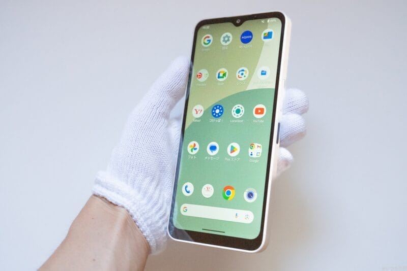 aquoswish4を手に持っている様子 | モバイル比較レビュー.jp AQUOS wish4 レビュー AQUOS wish4を手に持っている様子