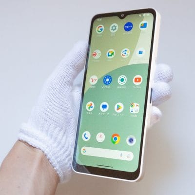 aquoswish4を手に持っている様子 | モバイル比較レビュー.jp AQUOS wish4 レビュー AQUOS wish4を手に持っている様子