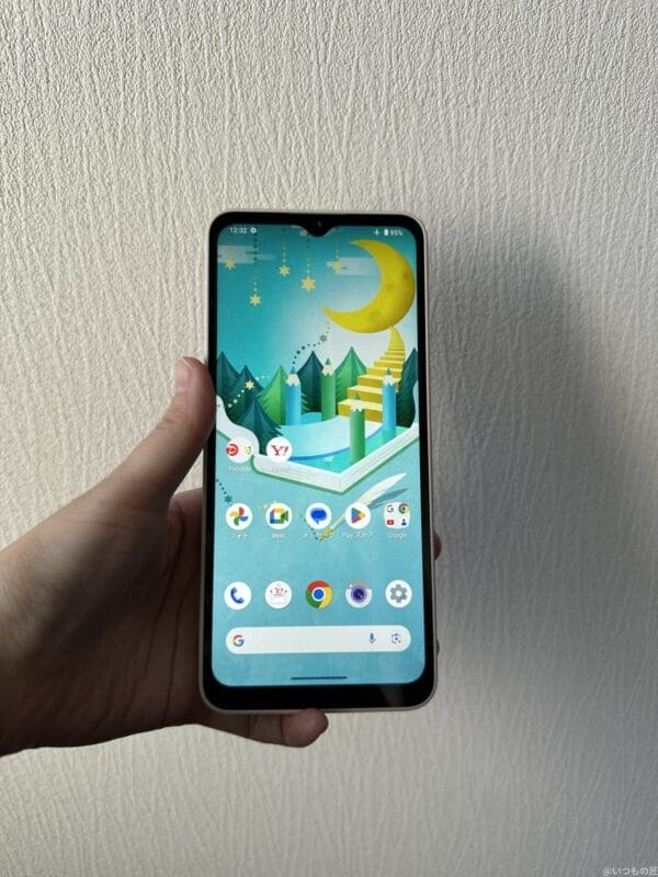 aquoswish4を手に持っている様子 | モバイル比較レビュー.jp AQUOS wish4レビュー AQUOS wish4を手に持っている様子