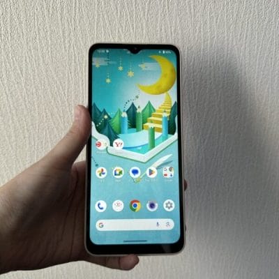 aquoswish4を手に持っている様子 | モバイル比較レビュー.jp AQUOS wish4レビュー AQUOS wish4を手に持っている様子