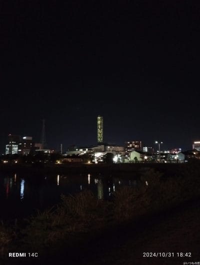xiaomi redmi 14c でズーム撮影した夜景写真 | モバイル比較レビュー.jp Xiaomi Redmi 14C カメラ Xiaomi Redmi 14C でズーム撮影した夜景写真