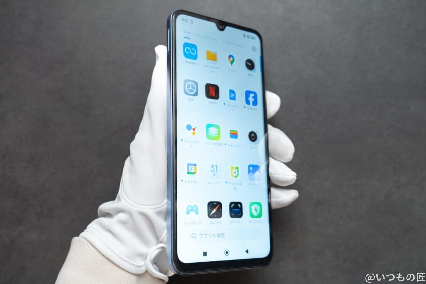 xiaomi redmi 14c を手に持っている様子 | モバイル比較レビュー.jp Xiaomi Redmi 14C カメラ Xiaomi Redmi 14C を手に持っている様子
