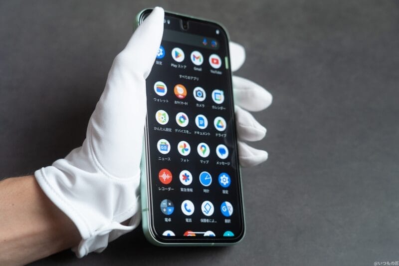 Google Pixel 8a レビュー
Google Pixel 8aを手に持っている様子