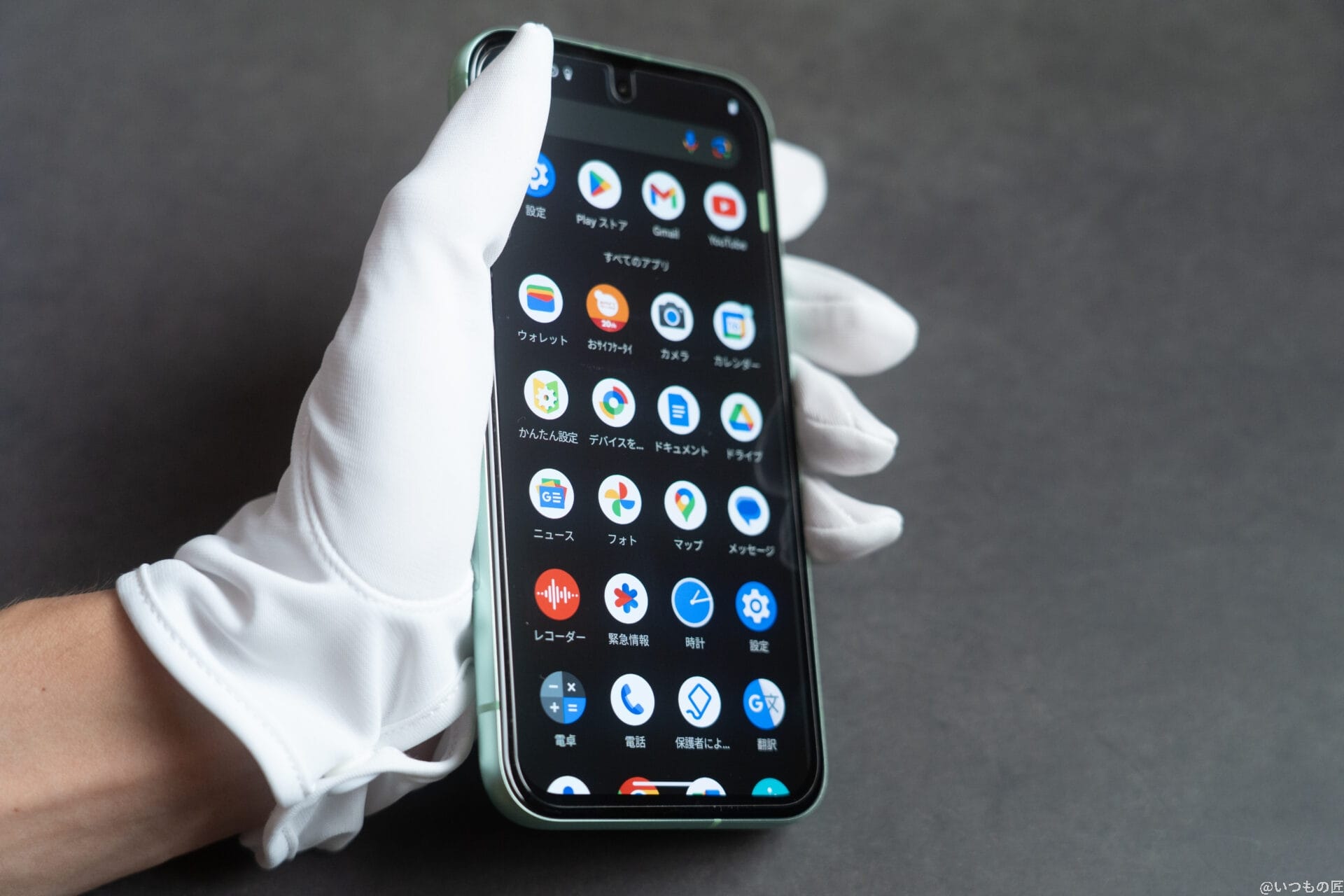 Google Pixel 8a レビュー
Google Pixel 8aを手に持っている様子