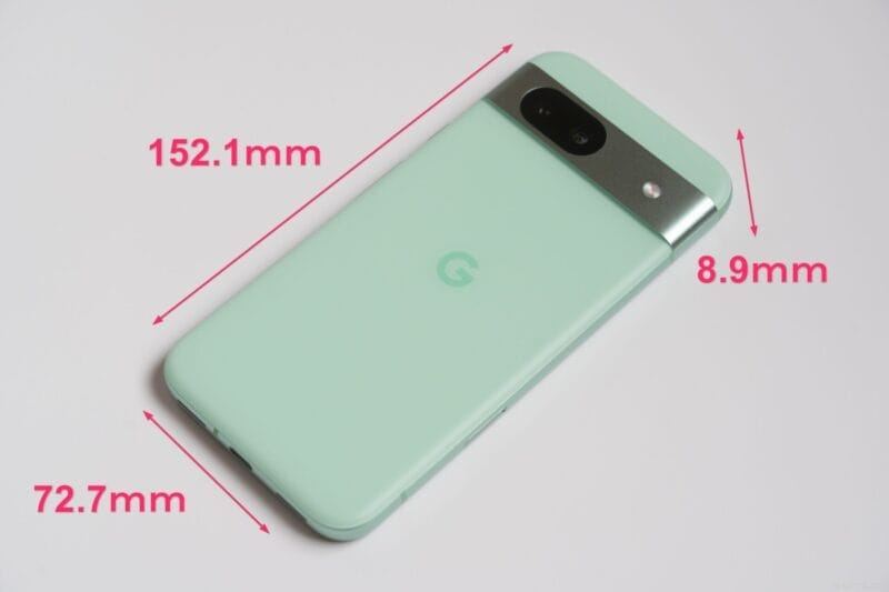 Google Pixel 8a レビュー
Google Pixel 8aのサイズを示す画像