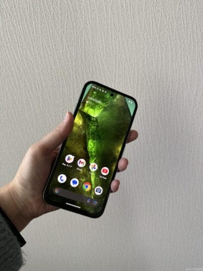google pixel 8aを手に持っている写真 | モバイル比較レビュー.jp Google Pixel 8a レビュー Google Pixel 8aを手に持っている写真