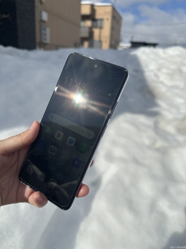 屋外でのoppo a3 5gディスプレイの様子 | モバイル比較レビュー.jp OPPO A3 5G レビュー 屋外でのOPPO A3 5Gディスプレイの様子