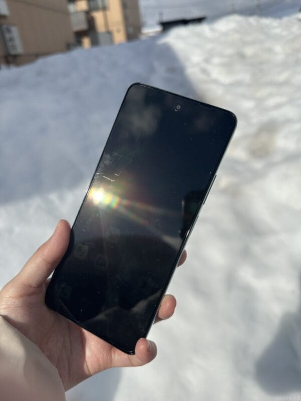 逆光時のoppo a79 5gのディスプレイ | モバイル比較レビュー.jp OPPO A3 5G レビュー 逆光時のOPPO A79 5Gのディスプレイ