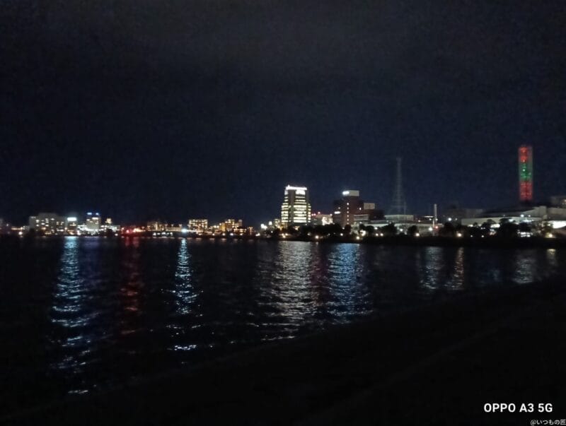 oppo a3 5g カメラでズーム撮影した夜景写真 | モバイル比較レビュー.jp OPPO A3 5G カメラ OPPO A3 5G カメラでズーム撮影した夜景写真