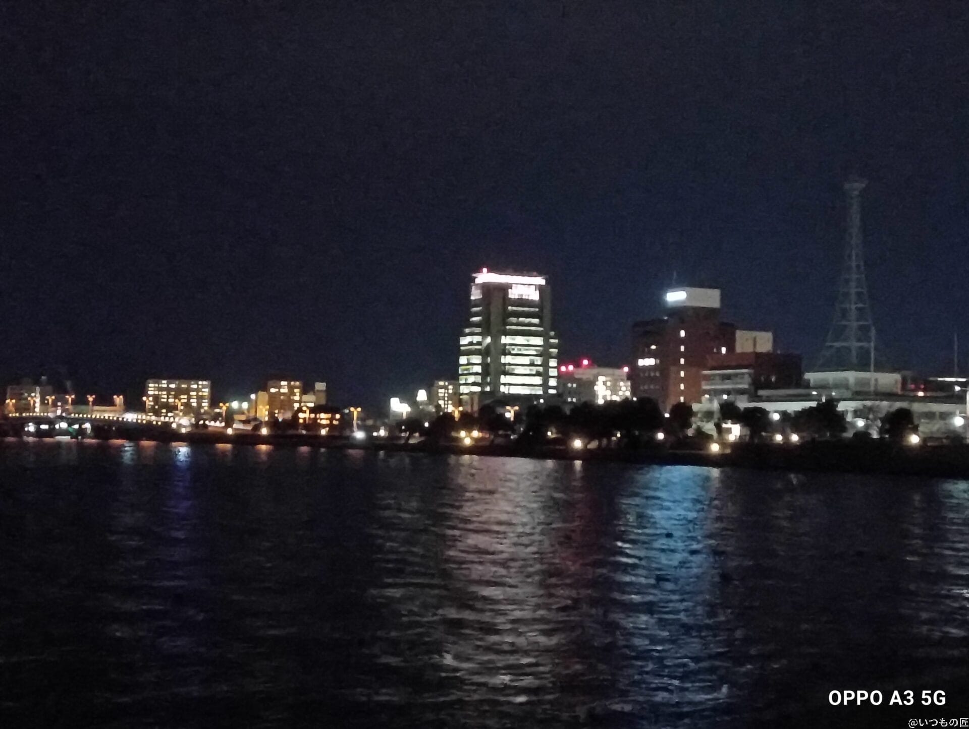 oppo a3 5g カメラでズーム撮影した夜景写真 | モバイル比較レビュー.jp OPPO A3 5G カメラ OPPO A3 5G カメラでズーム撮影した夜景写真