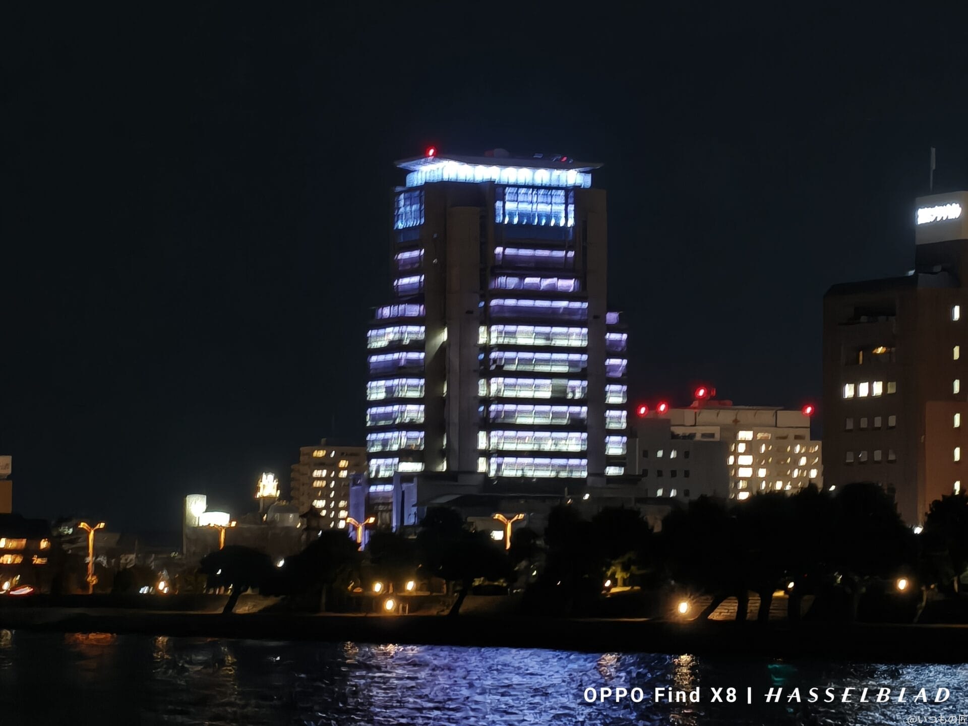 oppo find x8でズーム撮影した夜景写真 | モバイル比較レビュー.jp OPPO Find X8 カメラ OPPO Find X8でズーム撮影した夜景写真