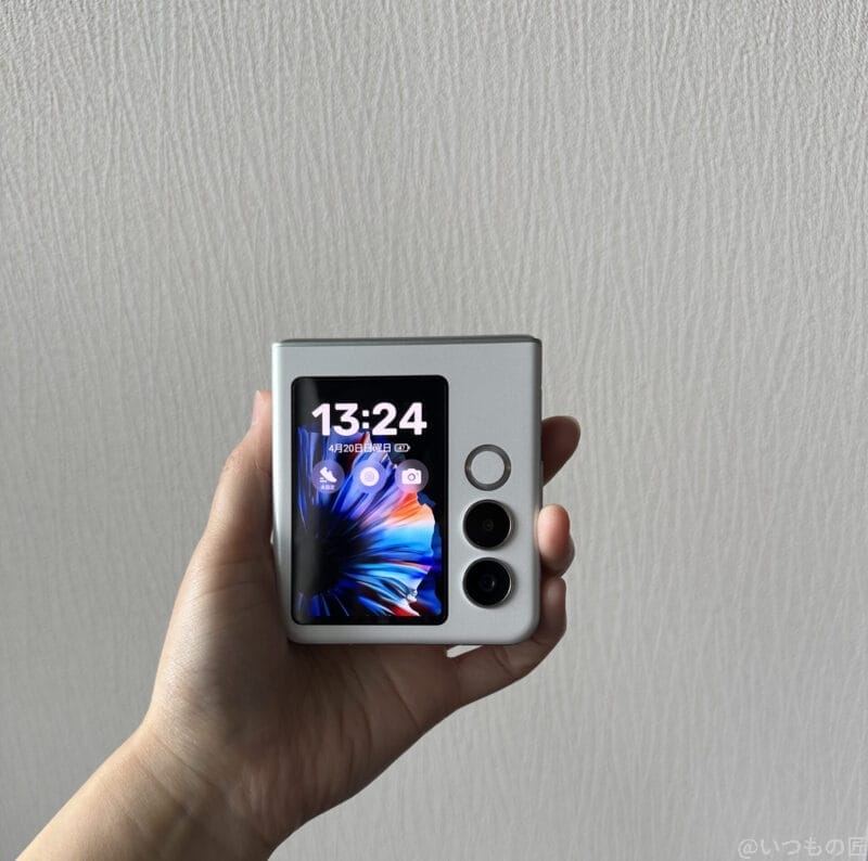 nubia Flip 2 レビュー nubia Flip 2を手に持っている様子