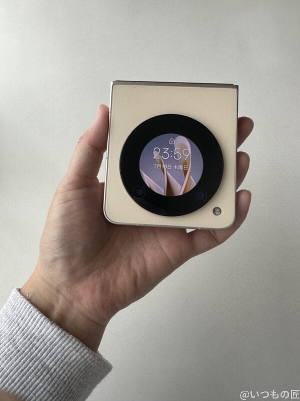 nubia Flip 2 レビュー Libero Flip を手に持っている様子