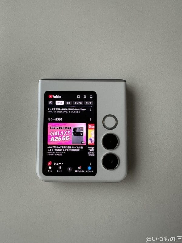 nubia Flip 2 レビュー nubia Flip 2の背面ディスプレイでYouTubeを起動した様子