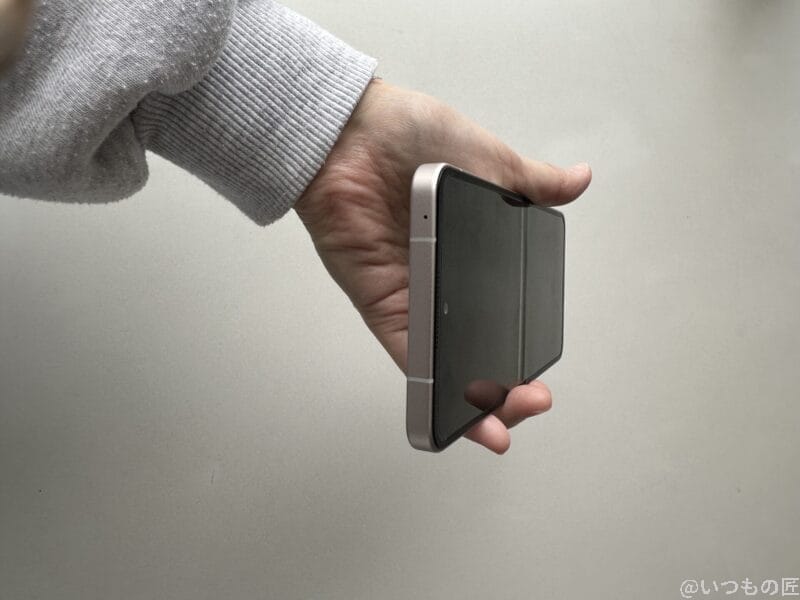 libero flipのディスプレイの折り目 | モバイル比較レビュー.jp nubia Flip 2 レビュー Libero Flipのディスプレイの折り目