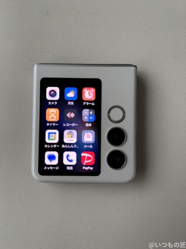 nubia Flip 2 レビュー アプリ一覧を表示したnubia Flip 2の背面ディスプレイ