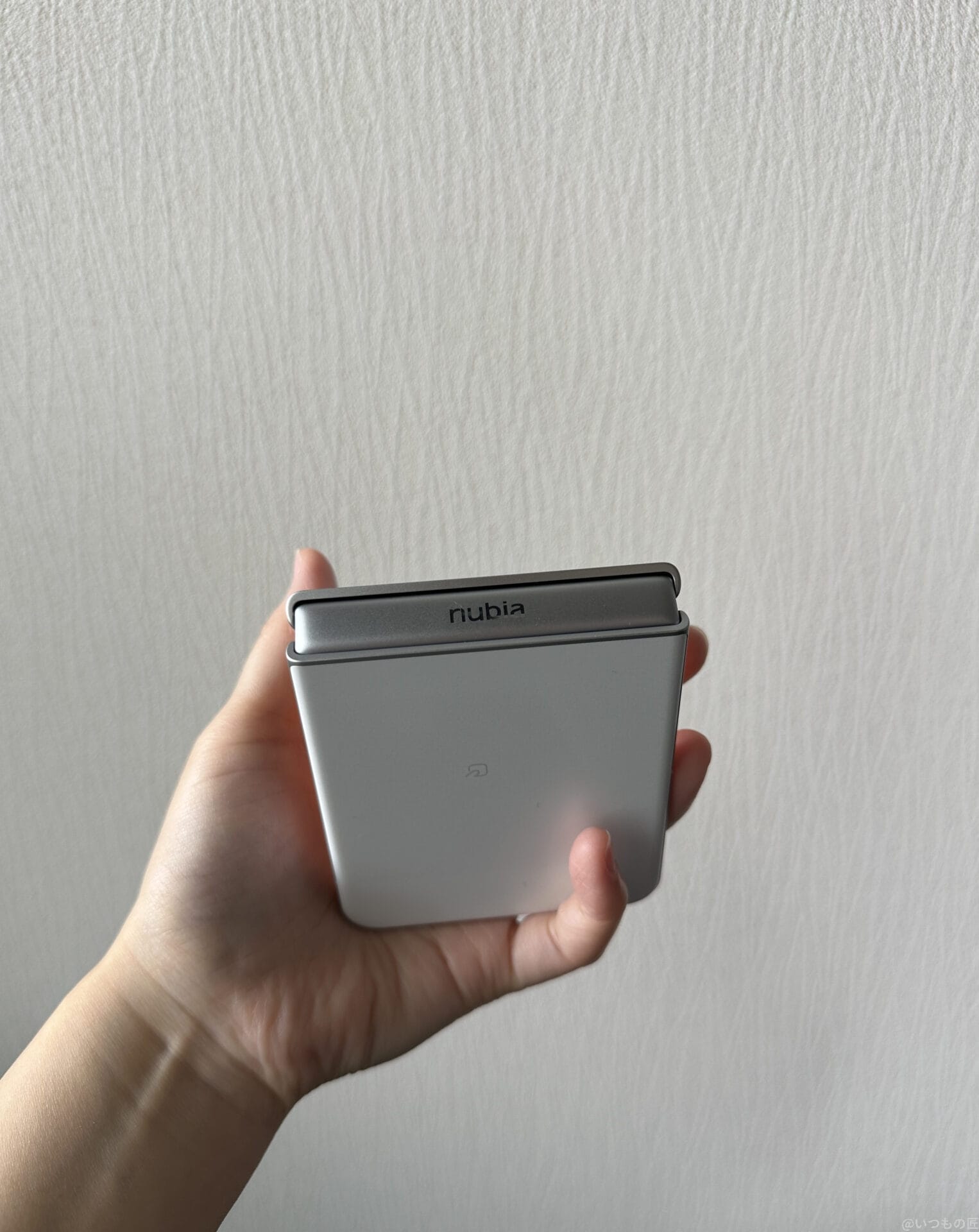 nubia flip 2 ロゴが印字された箇所 | モバイル比較レビュー.jp nubia Flip 2 レビュー nubia Flip 2 ロゴが印字された箇所