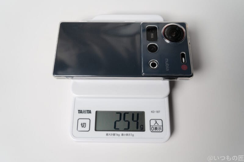 nubia z70 ultraのケースを付けた重さを計測 | モバイル比較レビュー.jp nubia Z70 Ultraのケースを付けた重さを計測