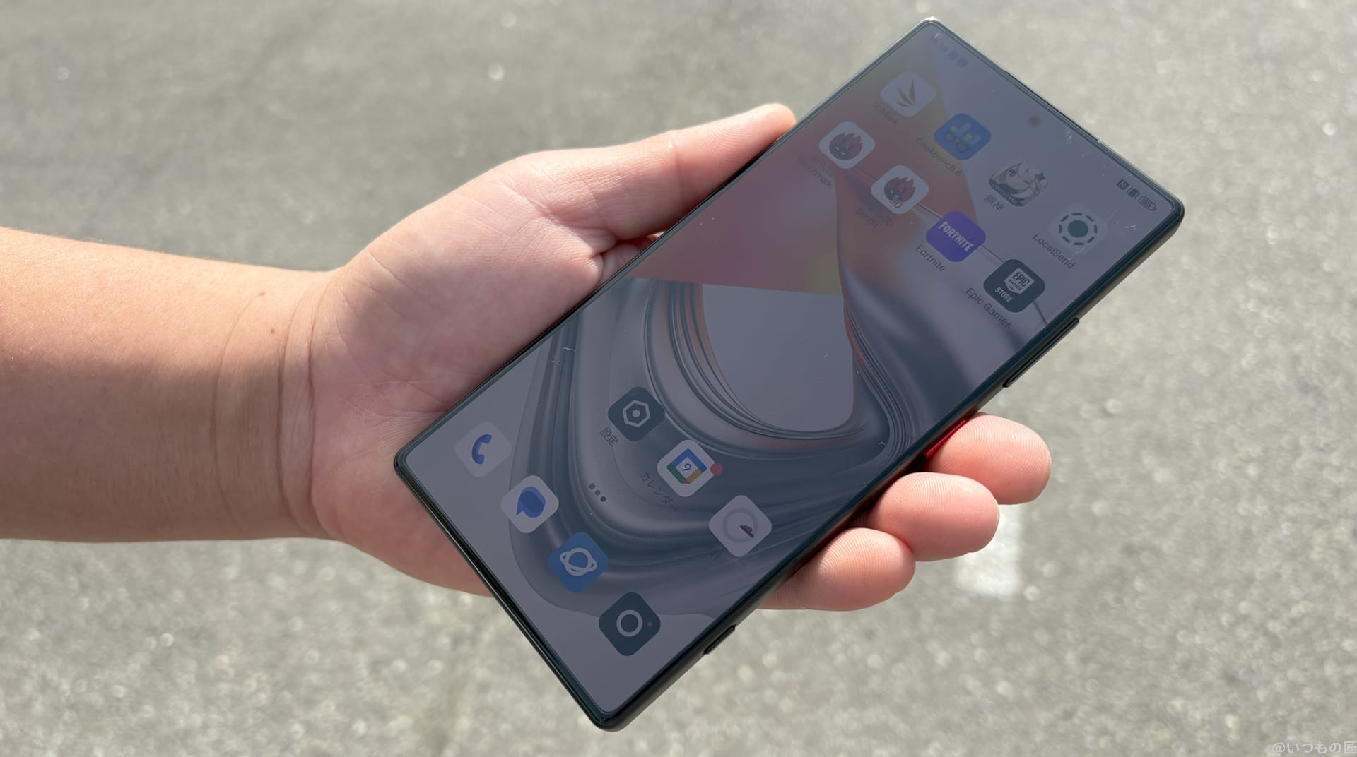 nubia z70 ultraの片手持ち | モバイル比較レビュー.jp nubia Z70 Ultraの片手持ち