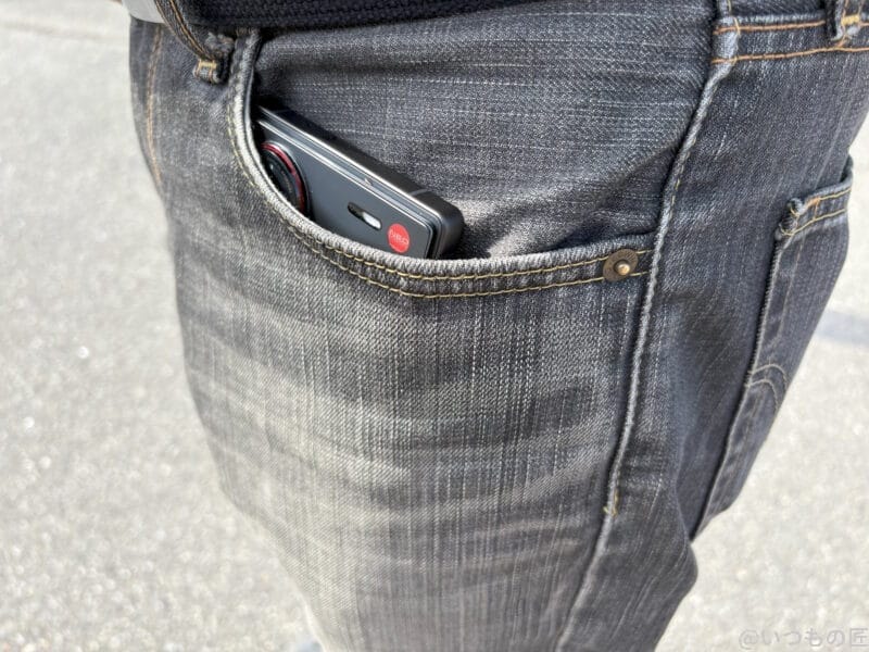 nubia z70 ultraをポケットで持ち運んだ場合(男性) | モバイル比較レビュー.jp nubia Z70 Ultraをポケットで持ち運んだ場合(男性)