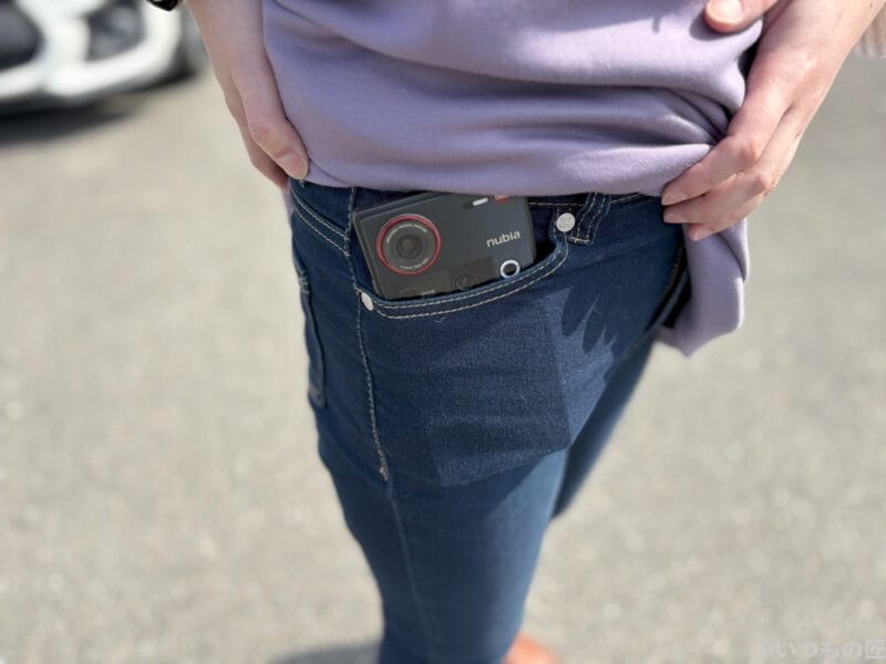 nubia z70 ultraをポケットで持ち運んだ場合(女性) | モバイル比較レビュー.jp nubia Z70 Ultraをポケットで持ち運んだ場合(女性)