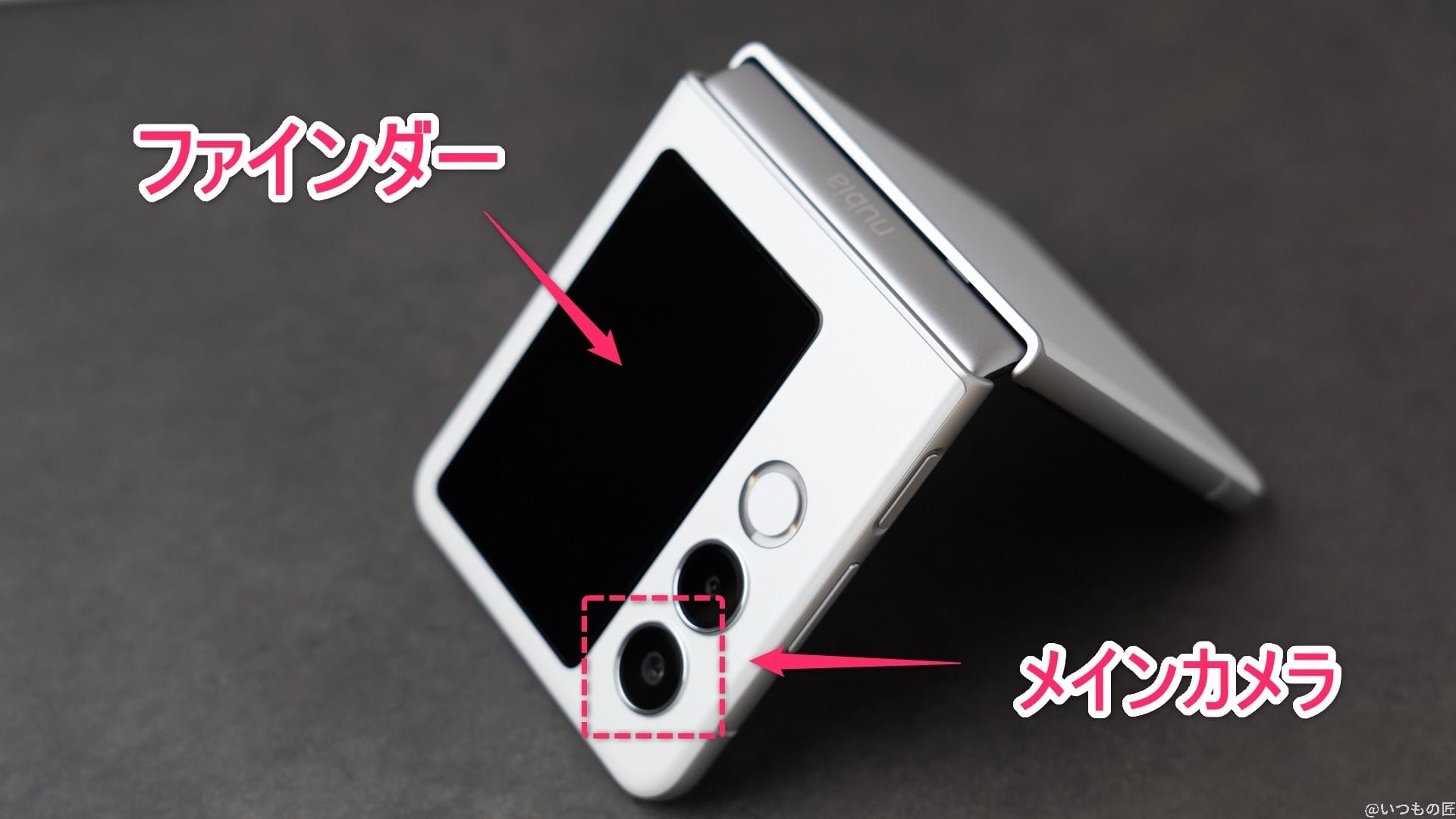 nubia flip 2 メインカメラとファインダー位置を示す写真 | モバイル比較レビュー.jp nubia Flip 2 カメラ nubia Flip 2 メインカメラとファインダー位置を示す写真