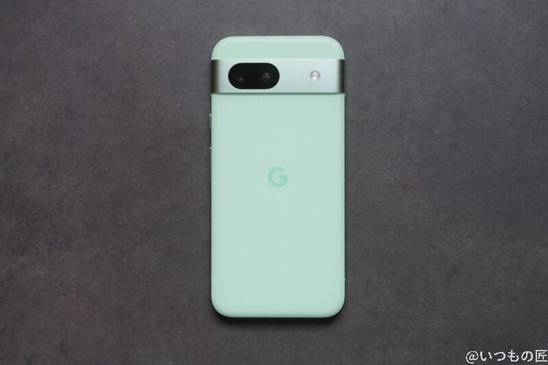 Google Pixel 9a カメラ Google Pixel 8aの背面を写した写真