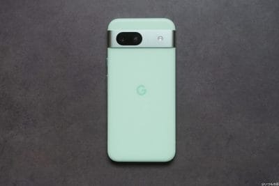 google pixel 8aの背面を写した写真 | モバイル比較レビュー.jp Google Pixel 9a カメラ Google Pixel 8aの背面を写した写真