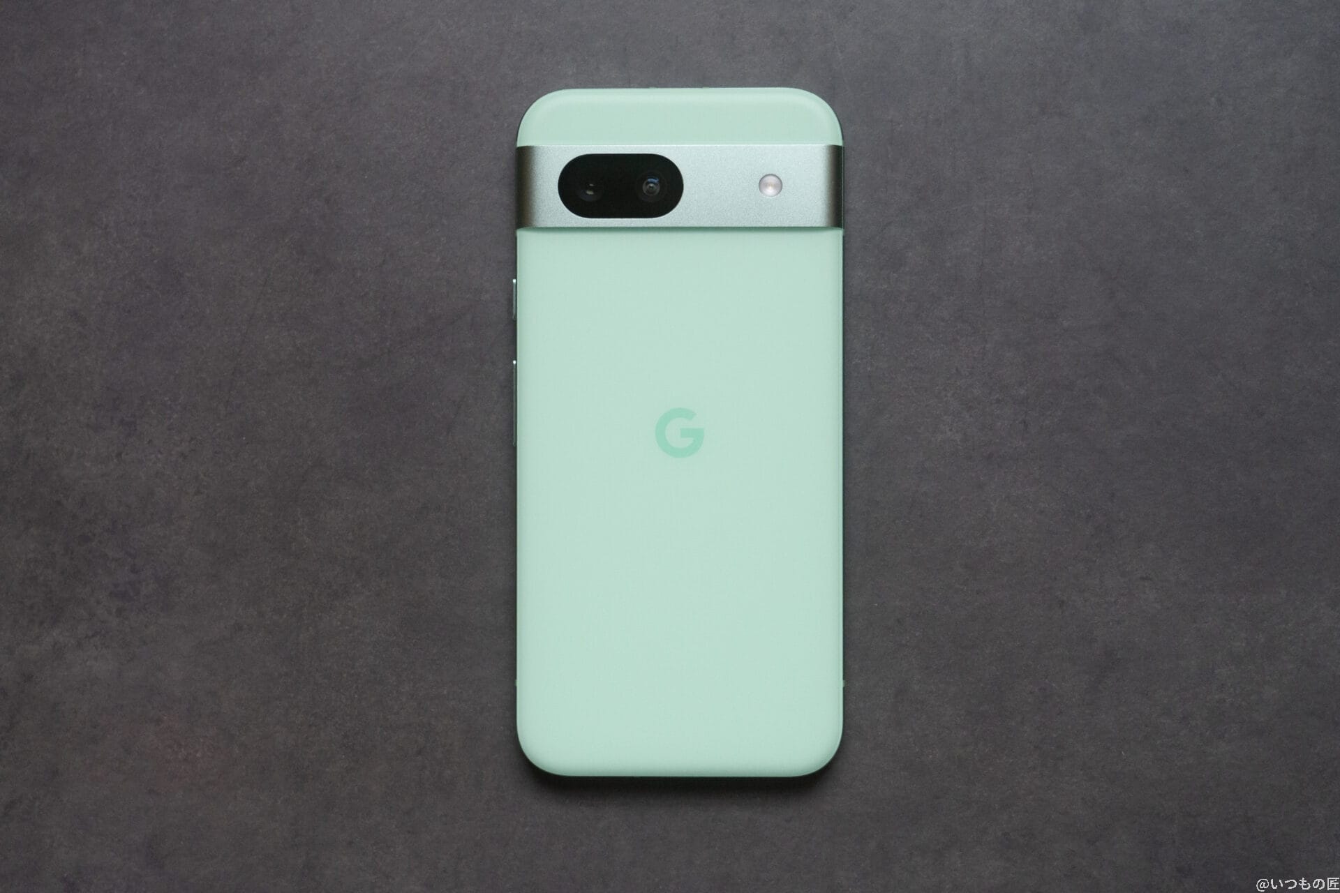 google pixel 8aの背面を写した写真 | モバイル比較レビュー.jp Google Pixel 9a カメラ Google Pixel 8aの背面を写した写真