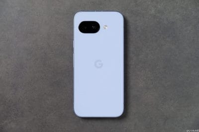 google pixel 9aの背面を映した写真 | モバイル比較レビュー.jp Google Pixel 9a カメラ Google Pixel 9aの背面を映した写真