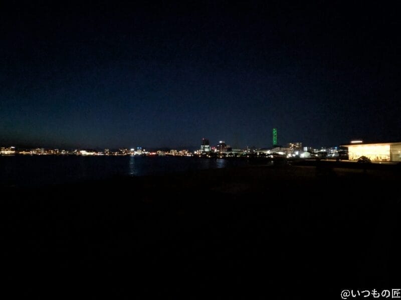 google pixel 9aでズーム撮影した夜景写真 | モバイル比較レビュー.jp Google Pixel 9a カメラ Google Pixel 9aでズーム撮影した夜景写真