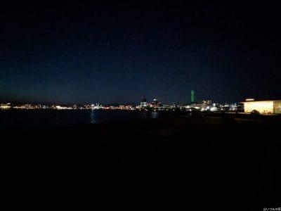 google pixel 9aでズーム撮影した夜景写真 | モバイル比較レビュー.jp Google Pixel 9a カメラ Google Pixel 9aでズーム撮影した夜景写真