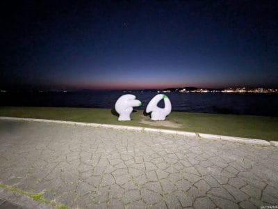 google pixel 9aでズーム撮影した夜景写真 | モバイル比較レビュー.jp Google Pixel 9a カメラ Google Pixel 9aでズーム撮影した夜景写真