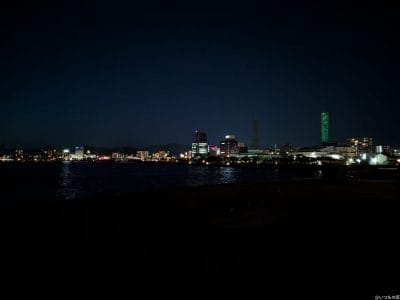 google pixel 9aでズーム撮影した夜景写真 | モバイル比較レビュー.jp Google Pixel 9a カメラ Google Pixel 9aでズーム撮影した夜景写真