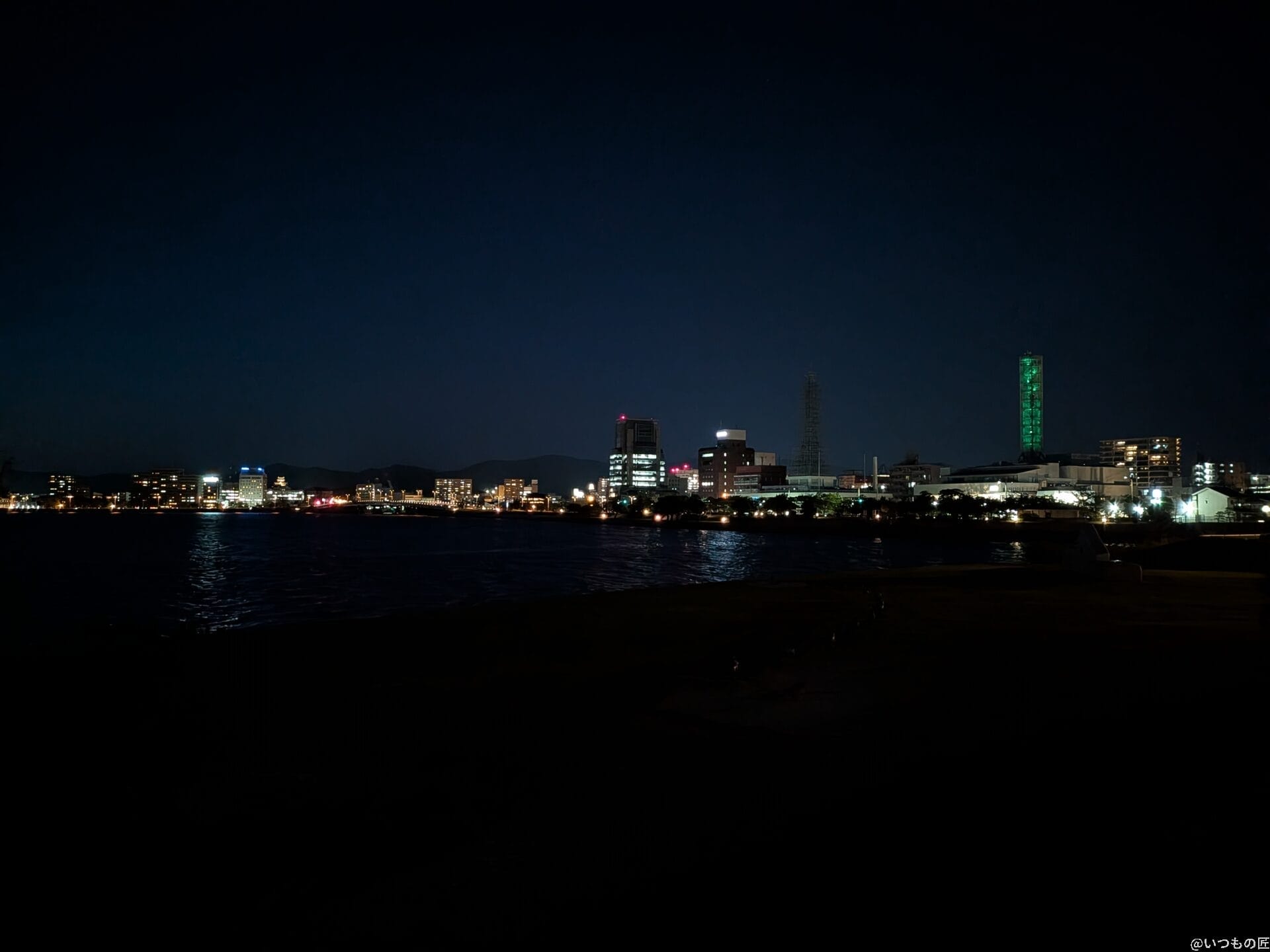 google pixel 9aでズーム撮影した夜景写真 | モバイル比較レビュー.jp Google Pixel 9a カメラ Google Pixel 9aでズーム撮影した夜景写真