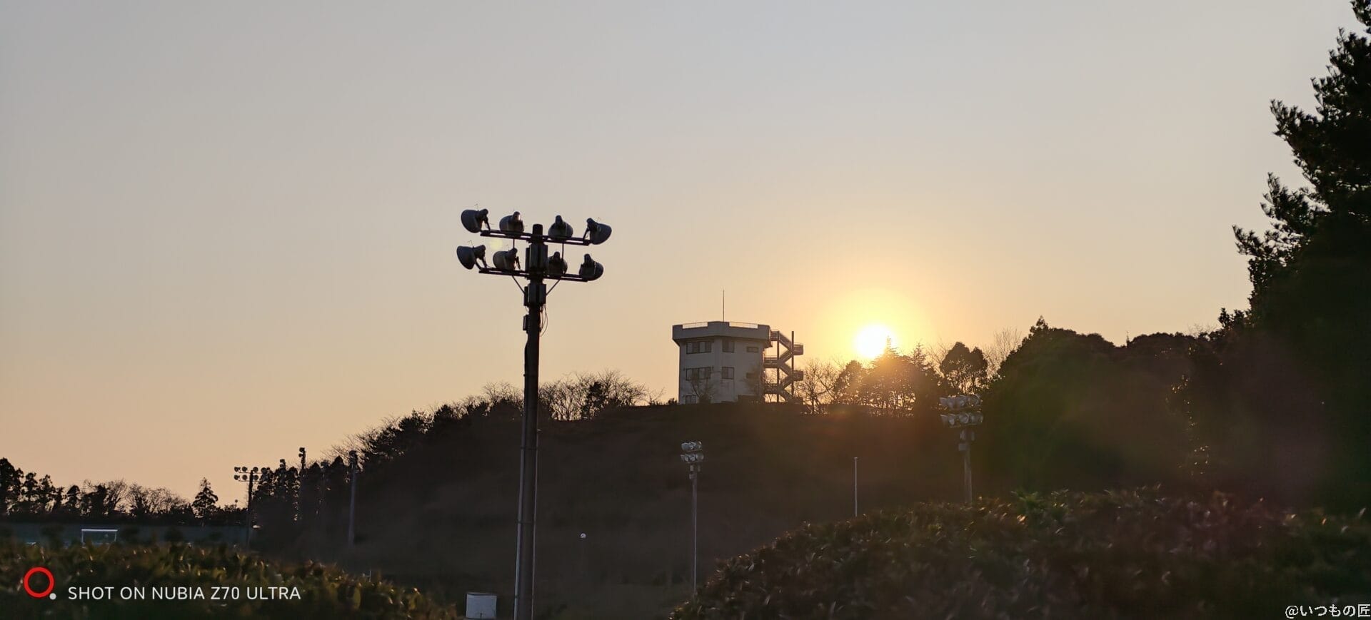 nubia Z70 Ultra カメラ
夕陽の影響で黒つぶれした風景写真
