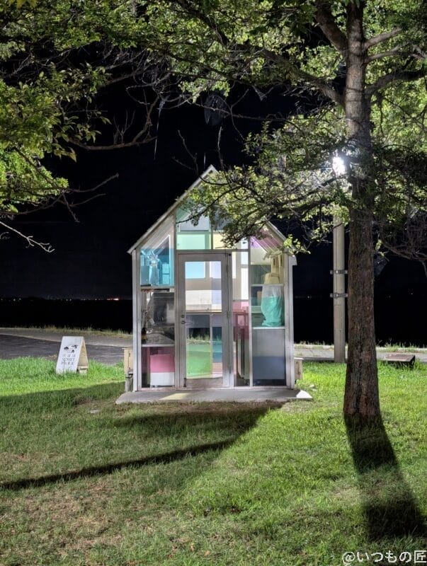 ガラス張りの小屋を撮影した夜景写真 | モバイル比較レビュー.jp nubia Z70 Ultra カメラ Google Pixel 9 Proでガラス張りの小屋を撮影した夜景写真