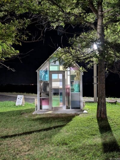 ガラス張りの小屋を撮影した夜景写真 | モバイル比較レビュー.jp nubia Z70 Ultra カメラ Google Pixel 9 Proでガラス張りの小屋を撮影した夜景写真