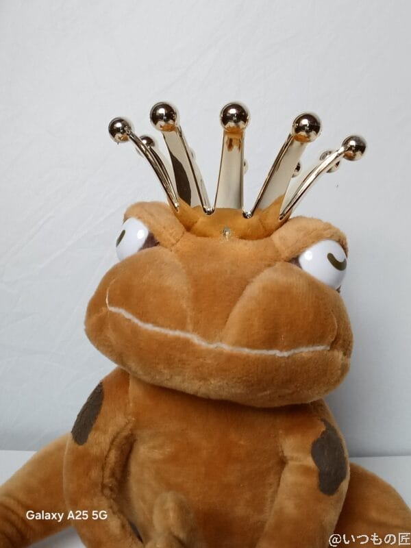 屋内でぬいぐるみを自撮りした写真 | モバイル比較レビュー.jp Galaxy A25 5G カメラ 屋内でぬいぐるみを自撮りした写真