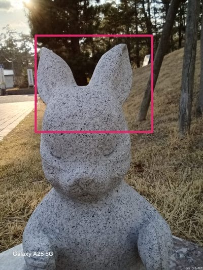 うさぎの銅像を自撮りした写真 | モバイル比較レビュー.jp Galaxy A25 5G カメラ うさぎの銅像を自撮りした写真