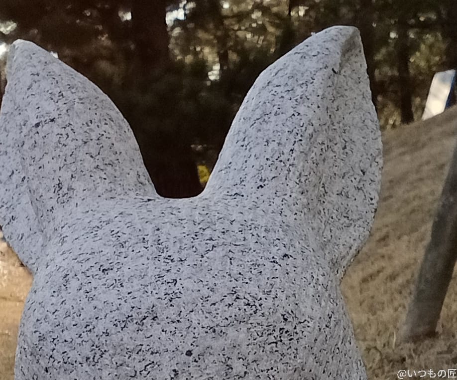 うさぎの銅像を自撮りした写真 | モバイル比較レビュー.jp Galaxy A25 5G カメラ うさぎの銅像を自撮りした写真